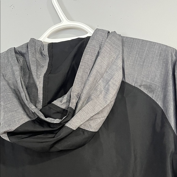 Woman’s Under Armour Jacket in Black and Gray with Neon Pink Details Medium - Picture 9 of 9